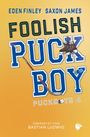 Texte: "Eden Finley Saxon James", "Foolish Puck Boy", "Puckboys 4", "Übersetzt von Bastian Ludwig". Illustration mit Hockey-Elementen.