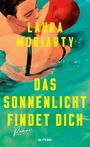 Der Text ist "Laura Moriarty, Das Sonnenlicht findet dich, Roman". Ein Paar umarmt sich im Wasser, bunte, lebhafte Farben.