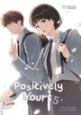 "Positively Yours 5" steht auf einem Cover. Zwei junge Personen, ein Mann und eine Frau, in Schuluniformen. Sie wirken freundlich.