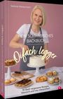 "Mein schwäbisches Backbuch: Oifach legger" von Stefanie Biedermann. Frau mit weißem Shirt und Schürze dekoriert Kuchen.
