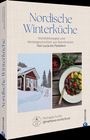 „Nordische Winterküche. Wohlfühlrezepte und Wintergeschichten aus Skandinavien. Von Lucia bis Fastelavn.“ Links ein rotes Holzhaus im Schnee, rechts Essen in einer Schale.