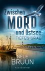 „Zwischen Mord und Ostsee: Tiefes Grab“ von Nele Bruun. Küstenkrimi. Ein Schiff, Strandkörbe und ein Leuchtturm bei Sonnenuntergang.