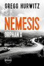 „Gregg Hurwitz“, „Nemesis“, „Orphan X“. Schwarz-weiße Landschaft mit Auto und kurviger Straße. Unten: „Ronin“-Logo.