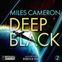 "MILES CAMERON DEEP BLACK. GELESEN VON REBECCA VEIL. Logo: RÖNIN Hörverlag. Illustration: Raumschiff mit Planeten im Hintergrund."