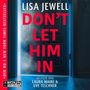 Text: "LISA JEWELL - DON'T LET HIM IN" und "GELESEN VON LAURA MAIRE & UVE TESCHNER". Eine leicht geöffnete Tür mit Licht dahinter.