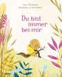 Text: "Laura Romanazzi, Illustrationen von Kate Hebert, Du bist immer bei mir." Ein Otter mit gelbem Shirt sitzt im bunten Gras.