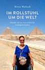 Titel: "Im Rollstuhl um die Welt". Eine Frau im Rollstuhl vor Pyramiden in der Wüste. Sie lächelt und trägt eine Sonnenbrille.