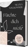 "Fürchte dich nicht. Das Buch zur Jahreslosung 2027. Nicola Vollkommer." Schwarzes Design, weiße Schrift, abstrakte Muster.