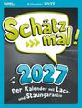 Text: "Kalender 2027", "Schätz mal!", "2027", "Der Kalender mit Lach- und Staungarantie". Bunte, lebendige Gestaltung.