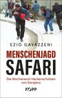 „Menschenjagd Safari“ von Ezio Gavazzeni. Ein Mann flieht mit einem Kind in den Armen, während Menschen im Hintergrund stehen.