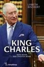 „KING CHARLES – KEIN MANN DER ZWEITEN REIHE“ von Lisbeth Bischoff. Ein Mann in Anzug steht in formellem Raum. Logo unten.