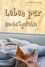 Text: "Leben pur Herbstgefühle". Eine Tasse Tee, ein braunes Herbstblatt und graue Decke auf einer Fensterbank.