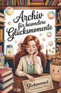 „Archiv für besondere Glücksmomente“. Frau mit roten Haaren, umgeben von Büchern und Seifenblasen, lächelt nachdenklich.