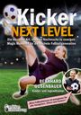 „Kicker NEXT LEVEL“; Anleitung zum Jugendfußballcoaching. Bild: spielendes Kind, Trainer lächelt mit Ball.
