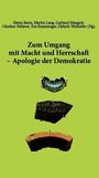 "Zum Umgang mit Macht und Herrschaft – Apologie der Demokratie" steht über drei antik wirkenden Scherben auf grünem Hintergrund.
