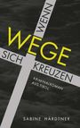 "Wenn Wege sich kreuzen. Kriminalroman aus Tirol. Sabine Härdtner." Graue Kreuze auf dunklem Hintergrund.