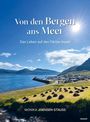 "Von den Bergen ans Meer. Das Leben auf den Färöer-Inseln. MONIKA JOENSEN-STAUSS." Küste, blauer Himmel, grüne Wiesen.