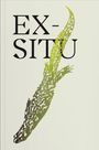 Text: "EX-SITU". Illustration eines grünen, abstrakten, blattartigen Musters auf hellem Hintergrund.
