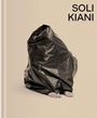 "SOLI KIANI" steht oben. Ein Fuß ragt aus einem schwarzen Plastiksack auf einem hellen Hintergrund hervor.