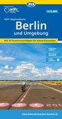 ADFC Regionalkarte Berlin, E-Bike geeignet. Radfahrer auf einer breiten Straße, blauer Himmel, Menschen im Hintergrund.