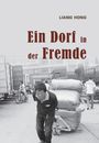 „Ein Dorf in der Fremde“ von Liang Hong. Ein Mann zieht schwere Säcke auf einem Wagen durch eine belebte Straße.