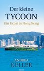 „Der kleine Tycoon: Ein Expat in Hong Kong“ von Andrea Keller. Skyline mit grünem Fährschiff auf blauem Wasser.