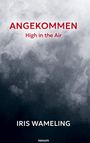 Texte: "ANGEKOMMEN High in the Air", "IRIS WAMELING". Hintergrund: wolkig, neblig in Grautönen.