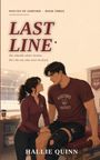 „LAST LINE. She rebuilds what's broken. He's the one who won't be fixed.“ Ein Paar in Sportkleidung in einer Hockeyarena.