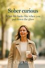 "Sober curious. What life looks like when you put down the glass. Clara Voss." Frau mit Kaffeebecher, lächelnd im Freien.
