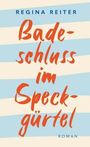 "Regina Reiter: Badeschluss im Speckgürtel. Roman." Farben: Hellblau, Beige, Rot. Schwungvolle Schrift.