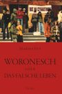 "WORONESCH ODER DAS FALSCHE LEBEN" von Marina Filp, Thriller. Oben Menschen vor einem Gebäude.