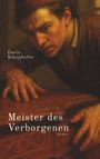 "Meister des Verborgenen, Roman, Doris Könighofer." Eine Illustration von einem Mann, der konzentriert eine Holzoberfläche berührt.