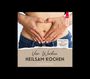 "Vier Wochen Heilsam Kochen" von Dr. Margarethe Fliesser. Hände bilden ein Herz auf einem Bauch über einer Jeans.