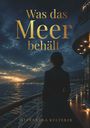 „Was das Meer behält“ und „Alexandra Kulterer“ in Gold. Eine Frau steht auf einem Schiff, schaut aufs Meer bei Sonnenuntergang.