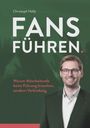 "Christoph Holly. FANS FÜHREN. Warum Mitarbeitende keine Führung brauchen, sondern Verbindung." Mann in Anzug mit Brille.