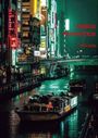 Text: "Osaka Romantics omi kim." 

Beschreibung: Nächtliche Stadtansicht, beleuchtete Gebäude entlang eines Kanals, Boote auf dem Wasser.
