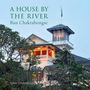 „A HOUSE BY THE RIVER, Ban Chakrabongse“; darunter steht „Narisa Chakrabongse“. Ein großes, elegantes Haus mit einem Turm umgeben von Bäumen.