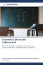 "Gesundes Lehren mit Leidenschaft"; Formeln auf einer Tafel; Stühle und Tische in einem Klassenzimmer-Setting.