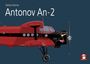 Text: "Dariusz Karnas", "Antonov An-2". Illustration eines roten Flugzeugs auf blauem Hintergrund. Logo unten rechts.