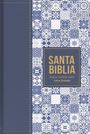 "SANTA BIBLIA, Reina Valera 1960, Letra Grande" in gold auf Patchwork aus blauen und weißen Mustern.