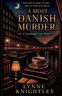 "A Most Danish Murder" - ein gemütlicher Mord in Kopenhagen, illustriert mit einer Teetasse und einem nächtlichen Kanal.