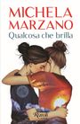 "Michela Marzano, Qualcosa che brilla. Zwei Frauen in Umarmung, eine mit Sonnenuntergang, die andere mit Mondmotiv auf dem Shirt."