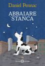 „Daniel Pennac, ABBAIARE STANCA“. Illustration eines Hundes auf einem Hügel, Mond und Sterne über Stadtgebäuden.