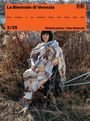 "La Biennale di Venezia", "3/25", "Materia prima / Raw Material". Frau in künstlerischer Kleidung sitzt in Landschaft.