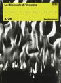"La Biennale di Venezia. 3/26. Pandemonium." Schwarz-weißes Gesicht hinter Flammen, gelbes Banner oben.