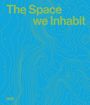 Text: "The Space we Inhabit". Dünne, geschwungene Linien auf blauem Hintergrund.