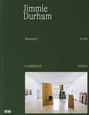Text: "Jimmie Durham", "humanity is not a completed project", "SKIRA". Foto einer modernen Kunstausstellung.