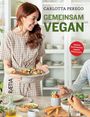 Titel: CARLOTTA PEREGO GEMEINSAM VEGAN. Frau in kariertem Kleid serviert Salat. Tisch mit Gemüse und Brot.