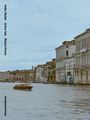 Helter Shelter, Arthur Jafa, Richard Prince, Fondazione Prada. Ein Kanal mit Gebäuden am Ufer und ein vorbeifahrendes Boot.