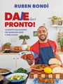 „DAJE che è PRONTO! 70 ricette salvatempo per mangiare bene e fare colpo.“ Ein Mann lächelt in einer Küche mit Speisen.